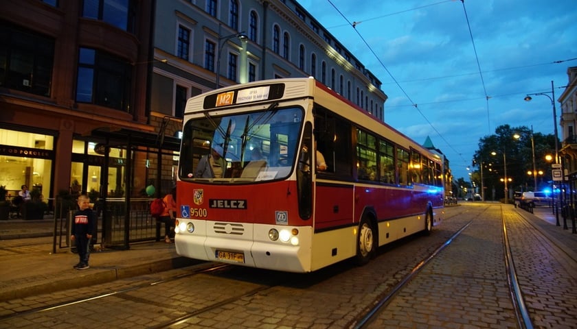 Noc Muzeów we Wrocławiu 2022, zabytkowy autobus Jelcz