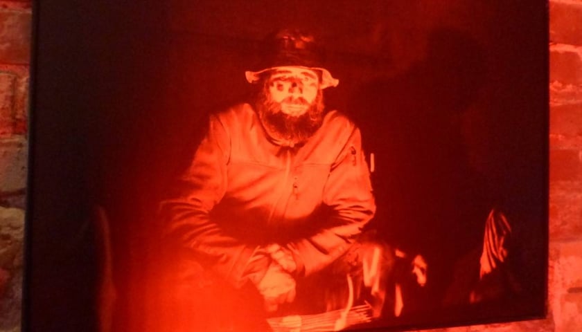 Wystawę zdjęć Dmytro Kozackiego w Browarze Mieszczańskim umieszczono w ciemnej sali, a dodatkowo użyto czerwonych lamp, tak aby stworzyć klimat zbliżony do warunków panujących w podziemiach kombinatu Azowstal.