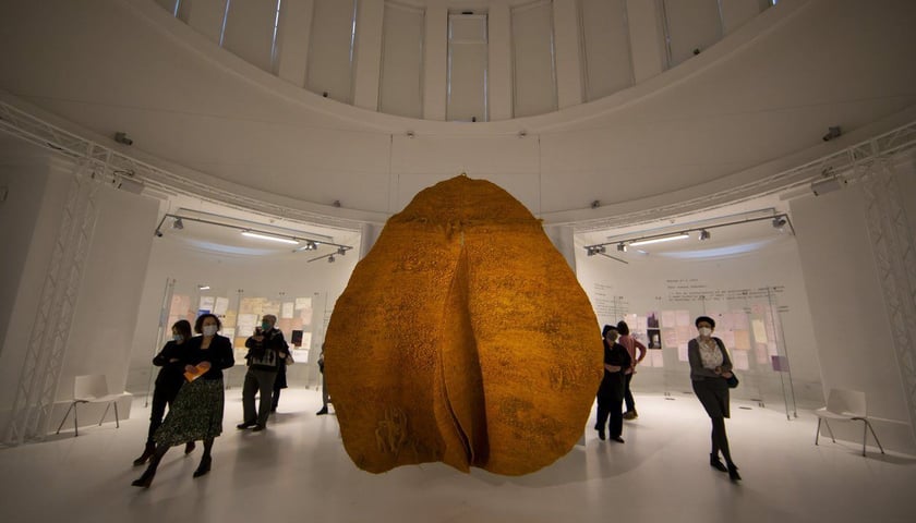 Abakan żółty, jedno z najcenniejszych dzieł z kolekcji Muzeum Narodowego we Wrocławiu