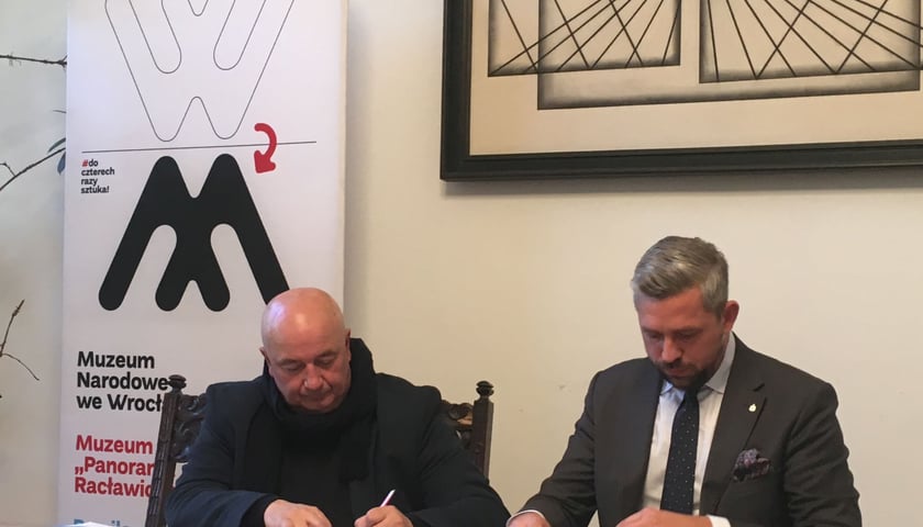 Dyrektor Muzeum Narodowego Piotr Oszczanowski i dyrektor Piotr Lubański z PKO Bank Polski