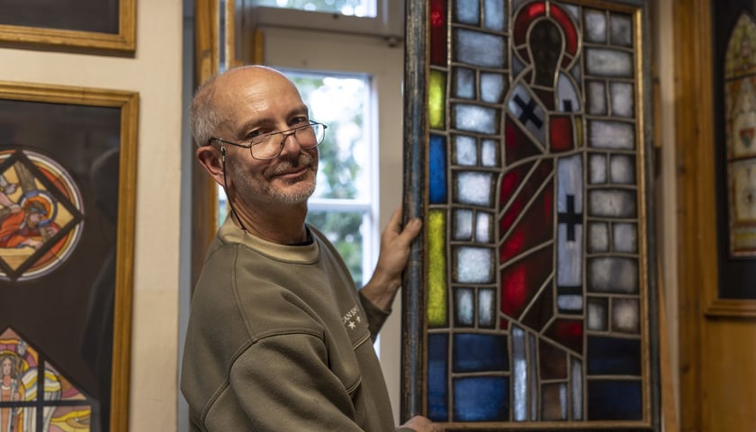 Zbigniew Jaworski z witrażem zrobionym z Jerzym Nowosielskim