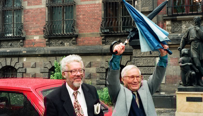 Na zdjęciu Jerzy Nowosielski z Tadeuszem Różewiczem przed Muzeum Narodowym we Wrocławiu