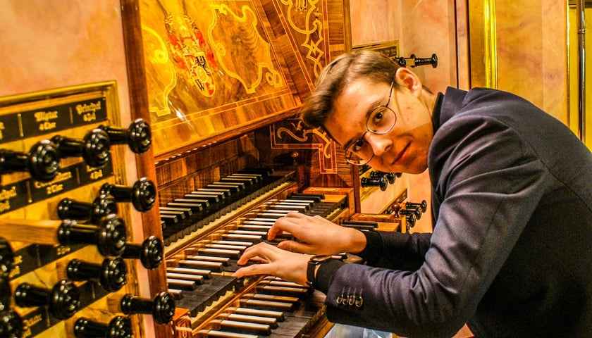 Na zdjęciu organista Jakub Moneta przy instrumencie w kościele św. Elżbiety