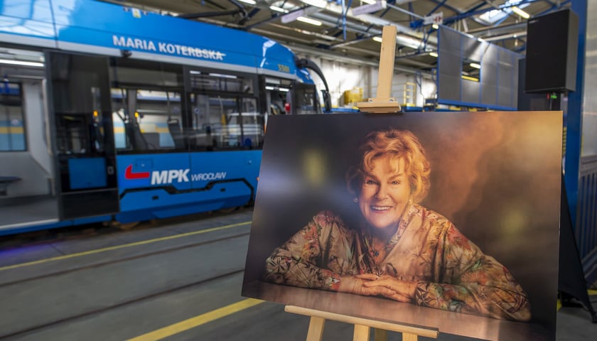 Powiększ obraz: Na zdjęciu tramwaj Marii Koterbskiej oraz portret piosenkarki