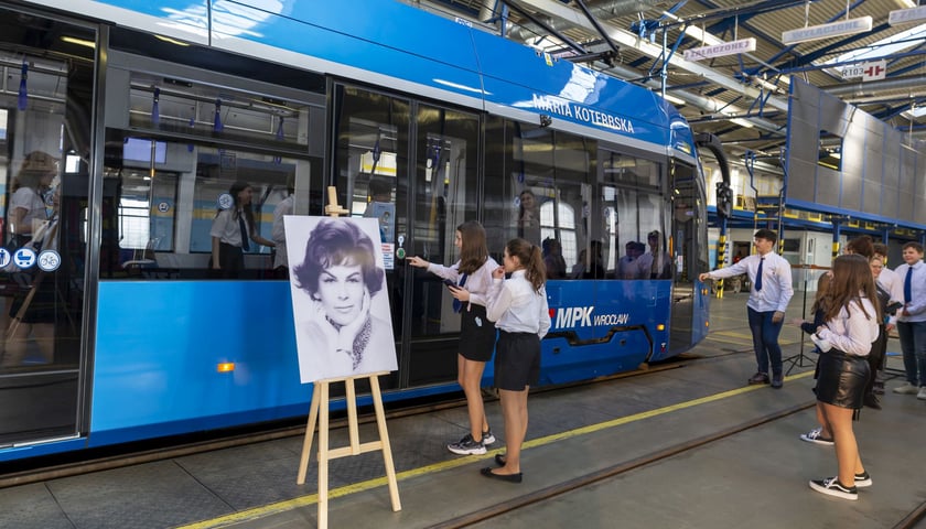 Na zdjęciu tramwaj Marii Koterbskiej oraz jej portret