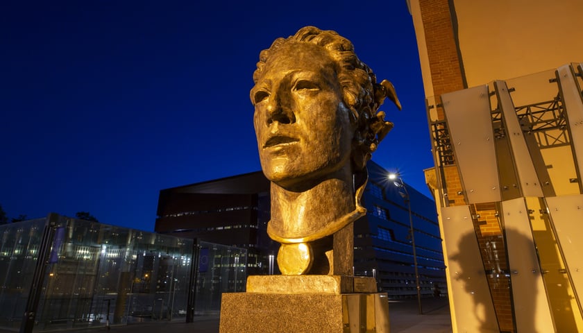 Na zdjęciu: rzeźba głowy Owidiusza przy muzeum teatru na placu Wolności