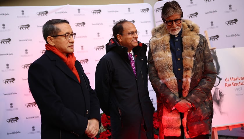 Powiększ obraz: Na zdjęciu Amitabh Bachchan (z prawej) wraz z Konsulem Honorowym Republiki Indii, Kartikeyem Johrim