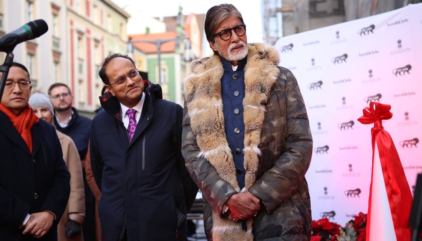 Na zdjęciu Amitabh Bachchan wraz z Konsulem Honorowym Republiki Indii, Kartikeyem Johrim 