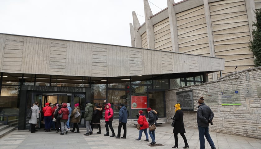 Kolejka przed budynkiem Muzeum „Panorama Racławicka” we Wrocławiu