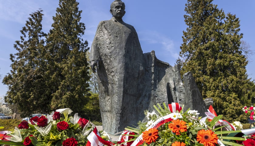 Pomnik Wojciecha Korfantego, przy nim kwiaty