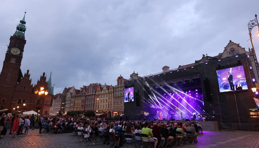 Spektakl "75, czyli powojenna historia Wrocławia" na scenie w Rynku