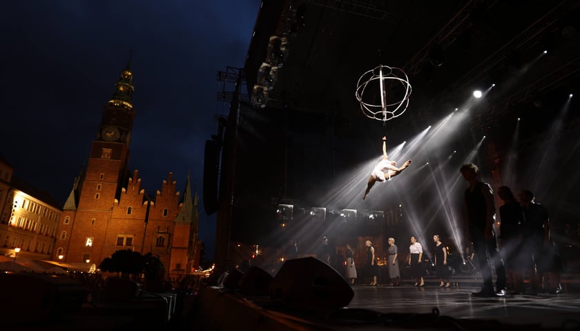 Spektakl "75, czyli powojenna historia Wrocławia" na scenie w Rynku