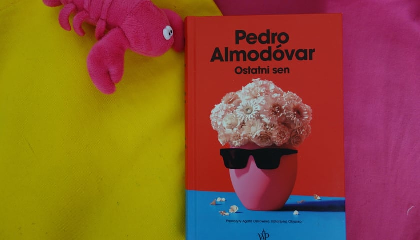 <p>Pedro Almod&oacute;var, &bdquo;Ostatni sen&rdquo; (przekład Katarzyna Okrasko), Wydawnictwo Poznańskie 2023</p>