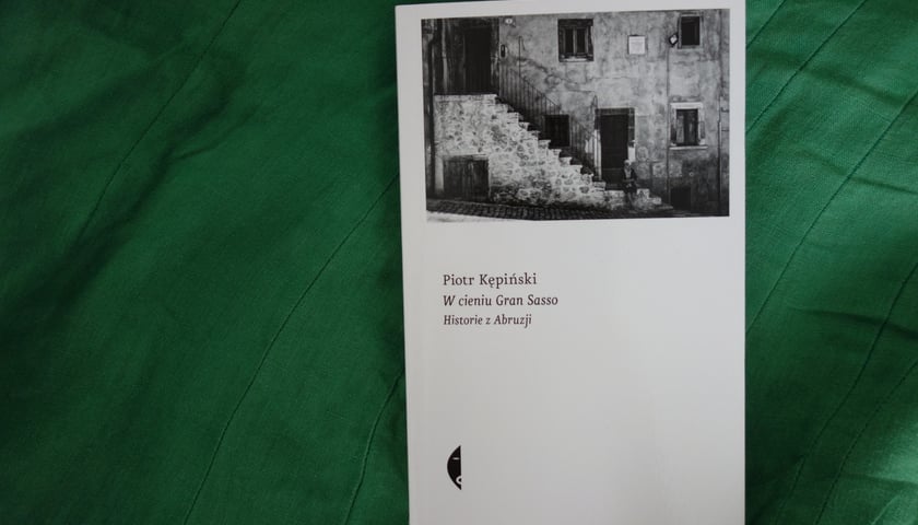 Powiększ obraz: <p>Piotr Kępiński, &bdquo;W cieniu Gran Sasso. Historie z Abruzji&rdquo; (Wydawnictwo Czarne 2023)</p>