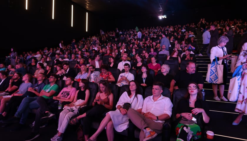 Publiczność siedząca w sali kinowej podczas inauguracyjnego pokazu Festiwalu Nowe Horyzonty
