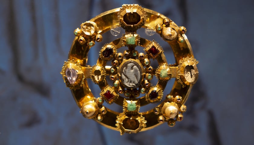 Powiększ obraz: Klejnoty i monety ze skrbu średzkiego na wystawie w Muzeum Narodowym