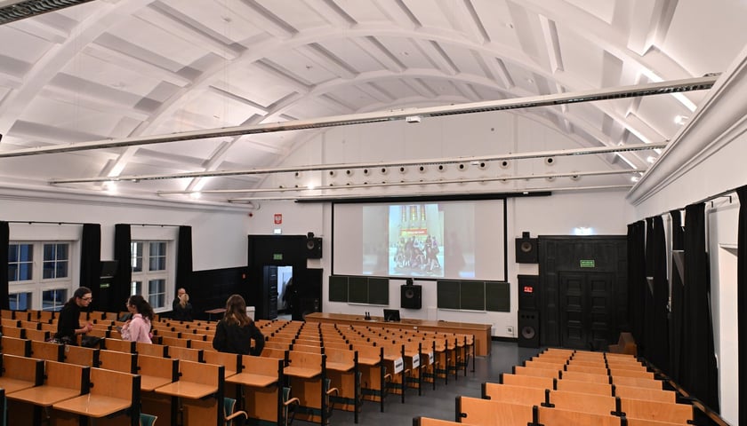 <p>Odnowiona sala wykładowo-kinowa na Politechnice Wrocławskiej</p>