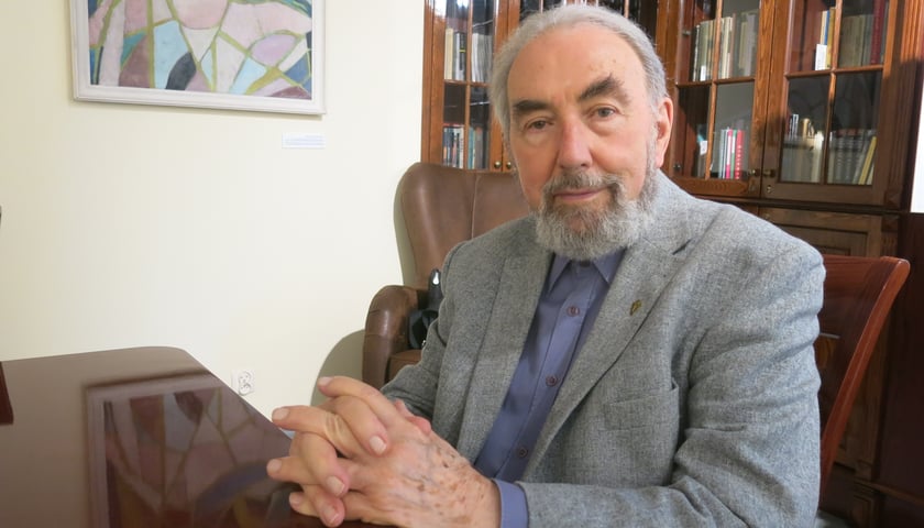Profesor Janusz Degler w swoim gabinecie w Muzeum Teatru