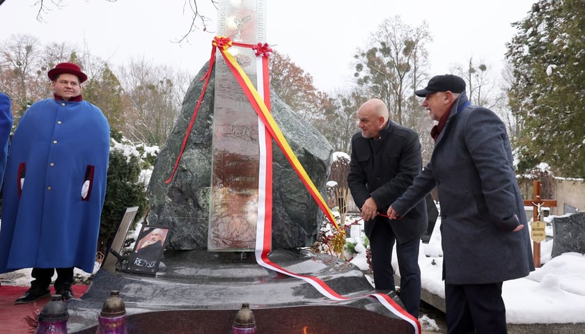 Kobiety i mężczyźni, uczestnicy uroczystości na cmentarzu Grabiszyński. Dziś odsłonięto pomnik na grobie Sylwestra Chęcińskiego
