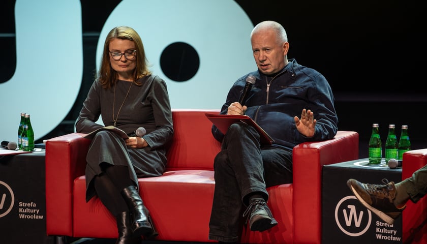 <p>Piotr Wojtasik pełni rolę dyrektora artystycznego po raz ostatni, z lewej Olga Nowakowska, dyrektor Strefy Kultury Wrocław</p>