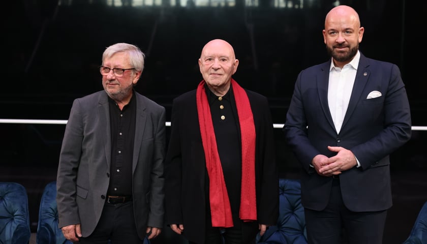 Christoph Eschenbach (w środku, w czerwonym szaliku), z prawej prezydent Jacek Sutryk, z lewej dyrektor NFM Andrzej Kosendiak