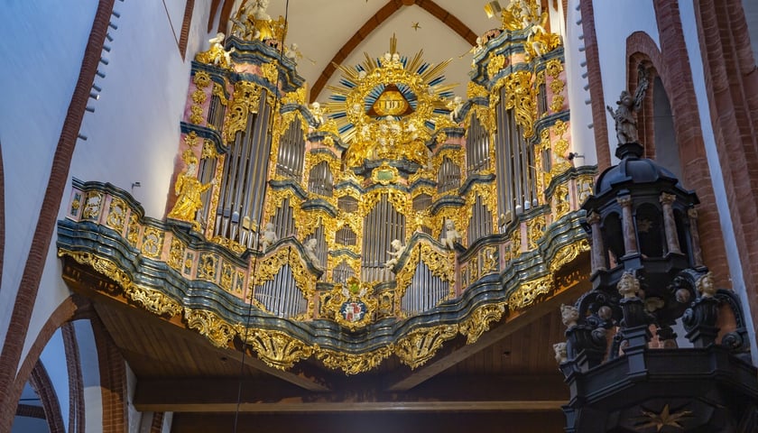 Powiększ obraz: <p>Organy w bazylice św. Elżbiety stały się wielką turystyczną atrakcją Wrocławia</p>