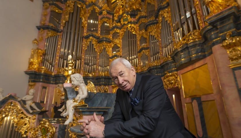 Powiększ obraz: <p>Sekretarz miasta Włodzimierz Patalas w bazylice św. Elżbiety, gdzie odbudowano organy barokowe</p>