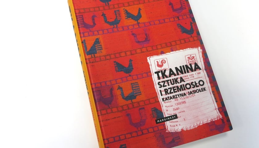 <p>Katarzyna Jasiołek, Tkanina. Sztuka i rzemiosło, Wydawnictwo Marginesy&nbsp;</p>