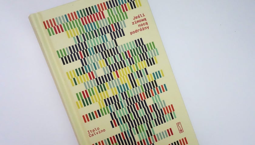 <p>Italo Calvino, Jeśli zimową nocą podr&oacute;żny, przekład Jolanta Kozak, Państwowy Instytut Wydawniczy</p>
