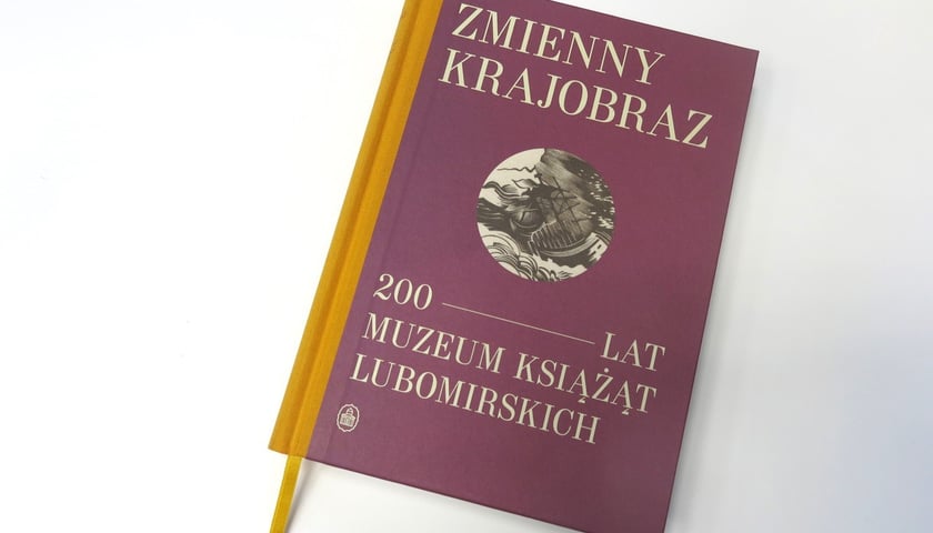 Powiększ obraz: <p>Redakcja zbiorowa, Zmienny krajobraz. 200 lat Muzeum Książąt Lubomirskich, Wydawnictwo Ossolineum&nbsp;</p>