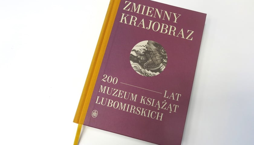 <p>Redakcja zbiorowa, Zmienny krajobraz. 200 lat Muzeum Książąt Lubomirskich, Wydawnictwo Ossolineum&nbsp;</p>
