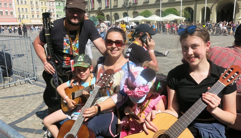 <p>Gitarzyści na wrocławskim rynku. Gitarowy Rekord Świata 2024</p>
