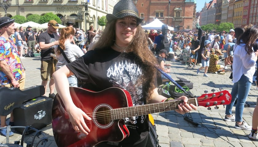 <p>Gitarzyści na wrocławskim rynku. Gitarowy Rekord Świata 2024</p>