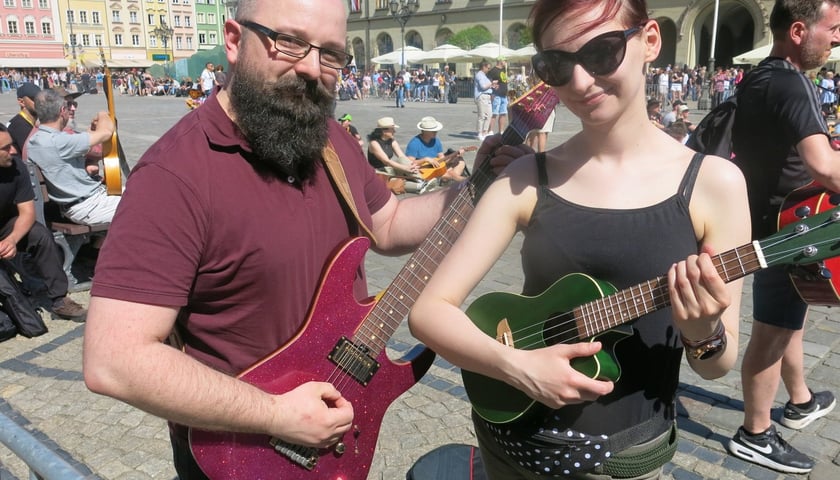 <p>Gitarzyści na wrocławskim rynku. Gitarowy Rekord Świata 2024</p>