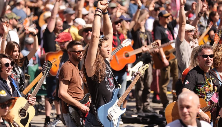 Gitarzyści na wrocławskim rynku. Gitarowy Rekord Świata 2024
