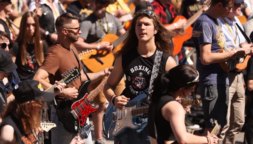 Gitarzyści na wrocławskim rynku. Gitarowy Rekord Świata 2024