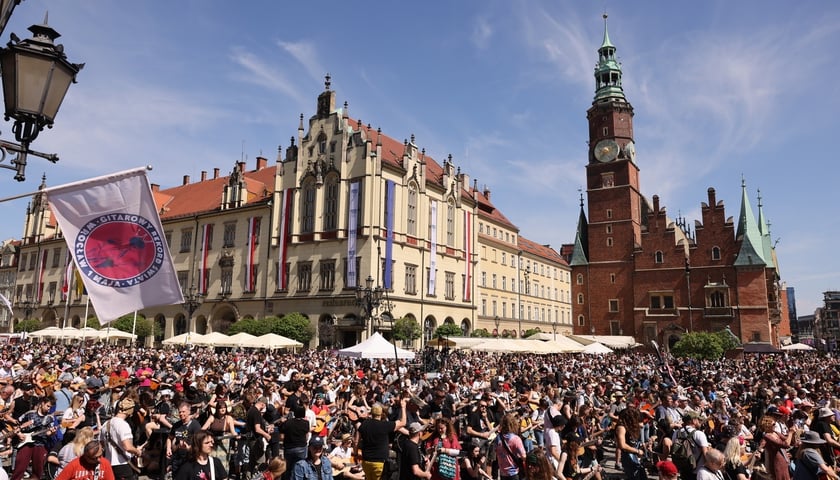 Gitarzyści na wrocławskim rynku. Gitarowy Rekord Świata 2024