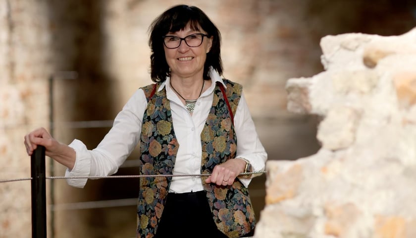 <p>Prof. Małgorzata Chorowska z Wydziału Architektury Politechniki Wrocławskiej &ndash; badacz, opiekun naukowy i projektant ekspozycji relikt&oacute;w piastowskiego zamku na Ostrowie Tumskim</p>