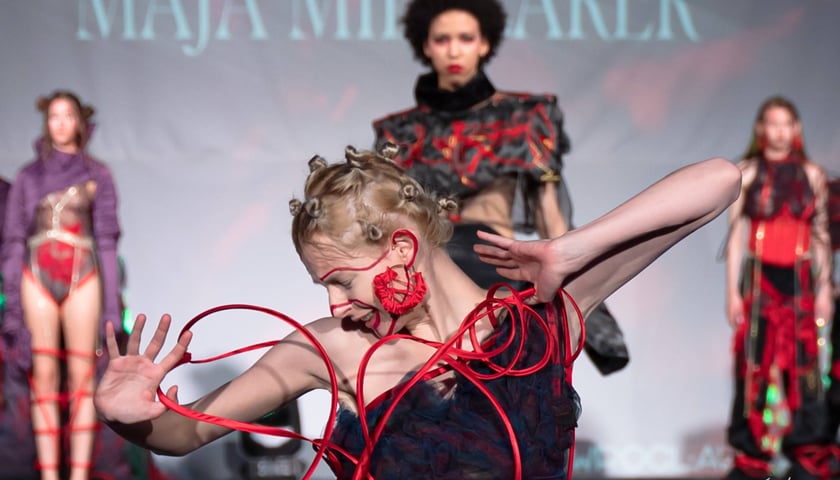 <p>FashiON! Wrocław Fashion Week 2023 - pokaz i sesja Mai Mielcarek</p>
