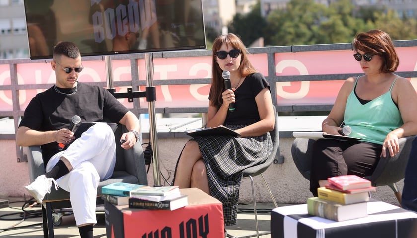<p>Tegoroczna Europejska Noc Literatury na osiedlu Szczepin &ndash; z mikrofonem Dominika Kawalerowicz, dyrektorka Wrocławskiego Instytutu Kultury</p>
