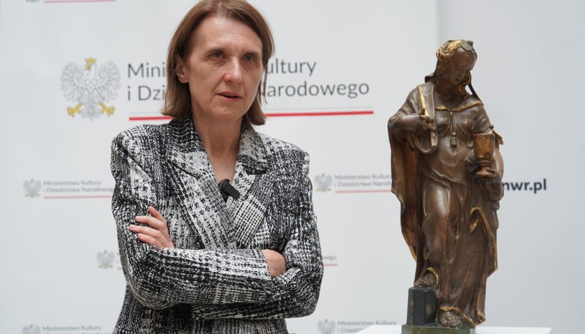 <p>Minister Hanna Wr&oacute;blewska z odsykaną rzeźbą z XVII wieku</p>