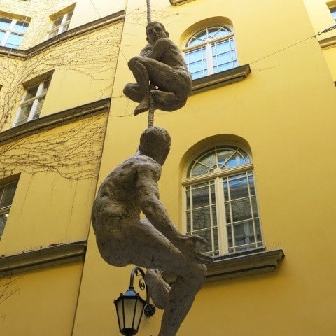 Rzeźba na dziedzińcu przy pl. Solnym 14
