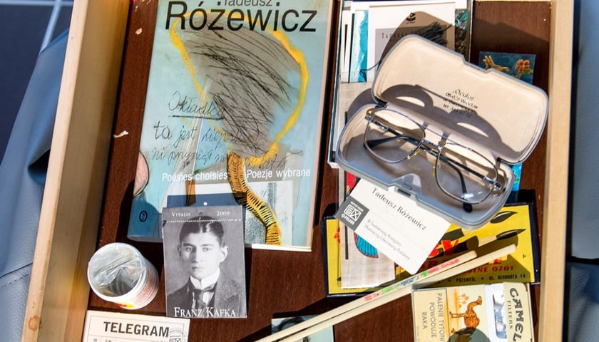 Szuflada z biurka Tadeusza Różewicza z "nadzieniem"