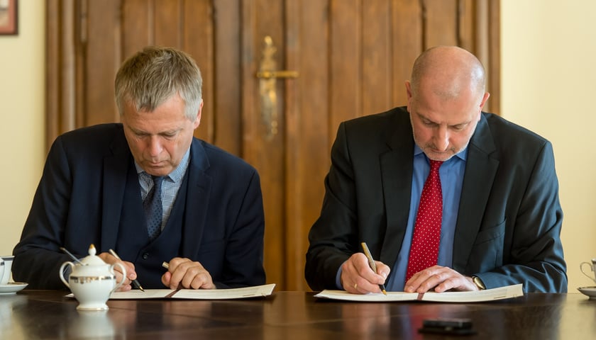Helge Lunde z organizacji ICORN oraz prezydent Rafał Dutkiewicz podpisują list intencyjny w sprawie przystąpienia Gminy Wrocław do Międzynarodowej Sieci Miast Schronienia Pisarzy
