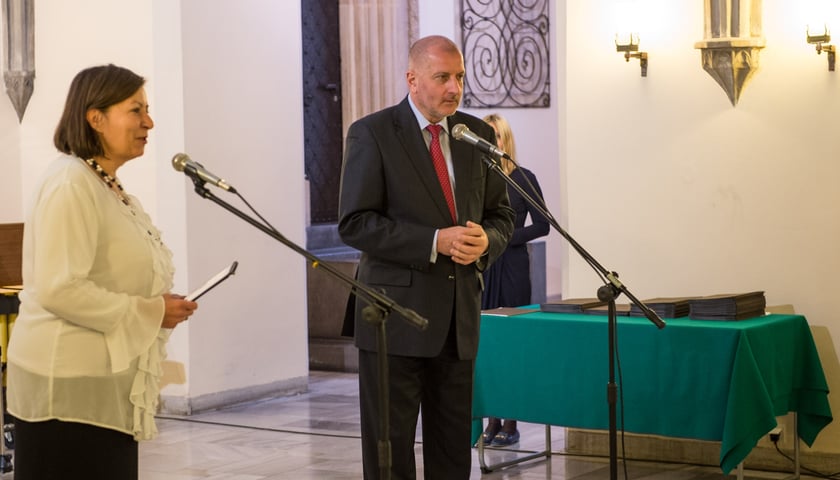 Prezydent Rafał Dutkiewicz na uroczystym wręczeniu dyplomów dla stypendystów w Ratuszu
