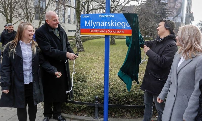 Skwer Wojciecha Młynarskiego przy Teatrze Muzycznym Capitol