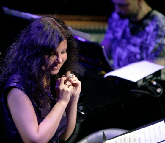 Agata Zubel podczas koncertu z Cezarym Duchnowskim