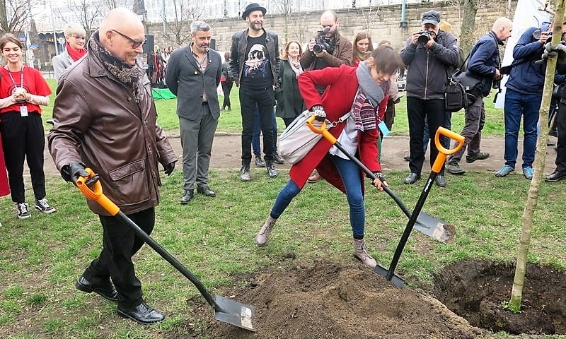 Katarzyna Groniec i Bogusław Sobczuk także pracowali na rzecz sadzenia "przeglądowej" magnolii