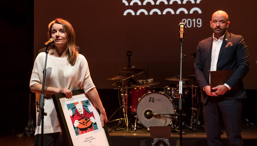 Agata Kucińska otrzymuje Wrocławską Nagrodę Teatralną 2019 z rąk prezydenta Jacka Sutryka