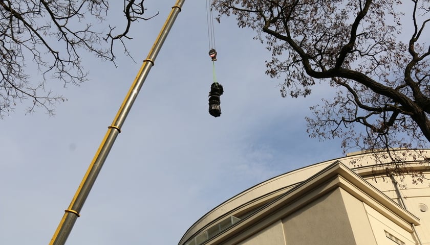 Ważąca tonę rzeźba na dachu Muzeum Współczesnego Wrocław